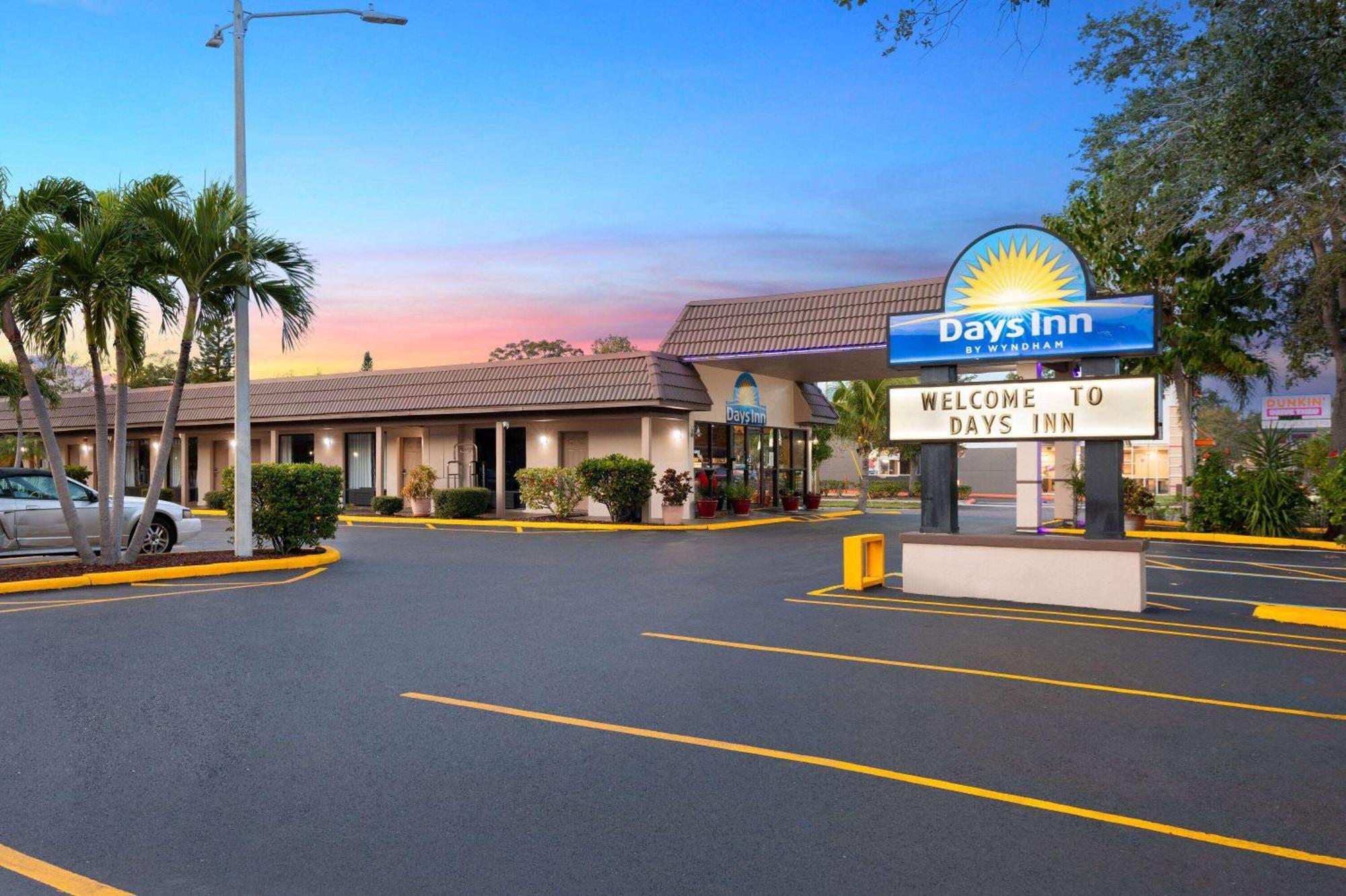 Days Inn By Wyndham St. Petersburg Central Exterior foto